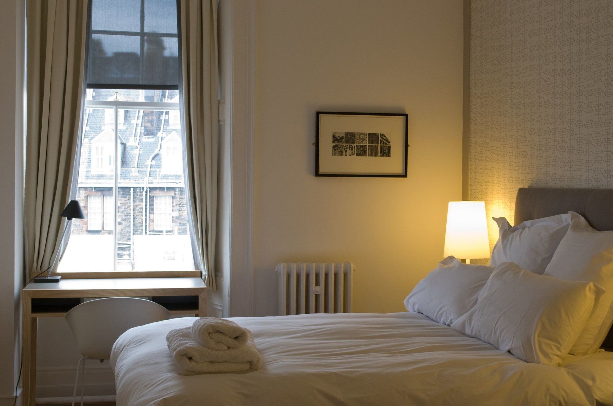 Grasshopper Hotel Glasgow Room photo